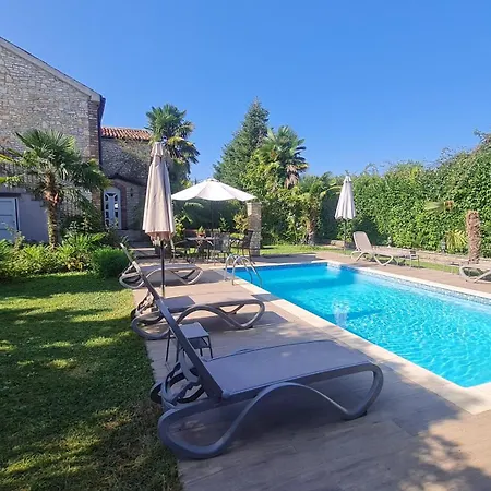 Vila Lucija With Pool And Tennis Court Near Funtana